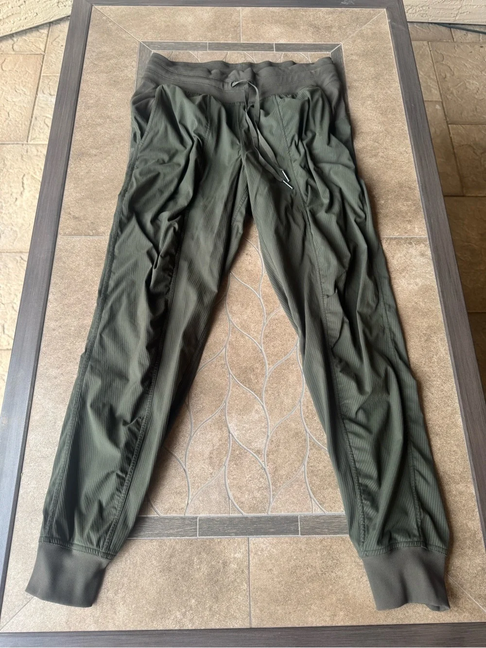 Used in Excellent condition. Used SZ 8 Lululemon Dance Studio Mid-Rise Jogger Da